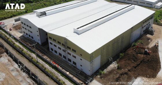 খাড়া ছাদ এবং কংক্রিটের ভিত্তি সহ একটি বড় প্রিফিল্ড স্টিল স্ট্রাকচার অফিস বিল্ডিং