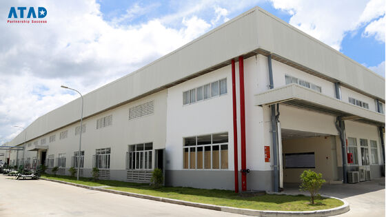 খাড়া ছাদ এবং কংক্রিটের ভিত্তি সহ একটি বড় প্রিফিল্ড স্টিল স্ট্রাকচার অফিস বিল্ডিং